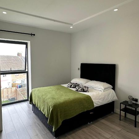 Stratford Apartment With Balcony London Eksteriør bilde