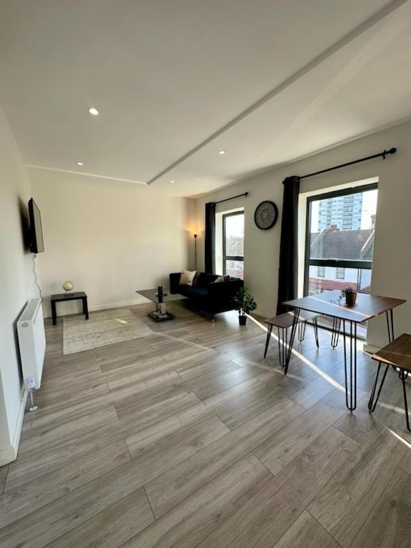 Stratford Apartment With Balcony London Eksteriør bilde
