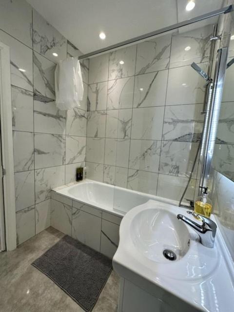 Stratford Apartment With Balcony London Eksteriør bilde