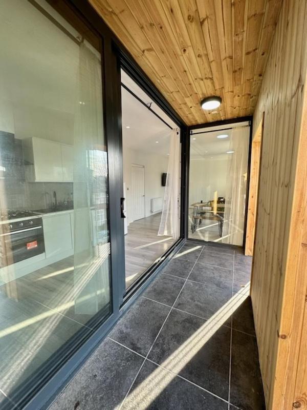 Stratford Apartment With Balcony London Eksteriør bilde