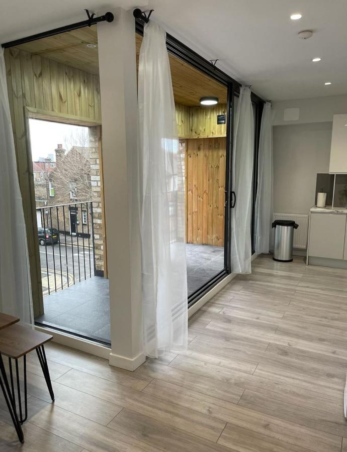Stratford Apartment With Balcony London Eksteriør bilde
