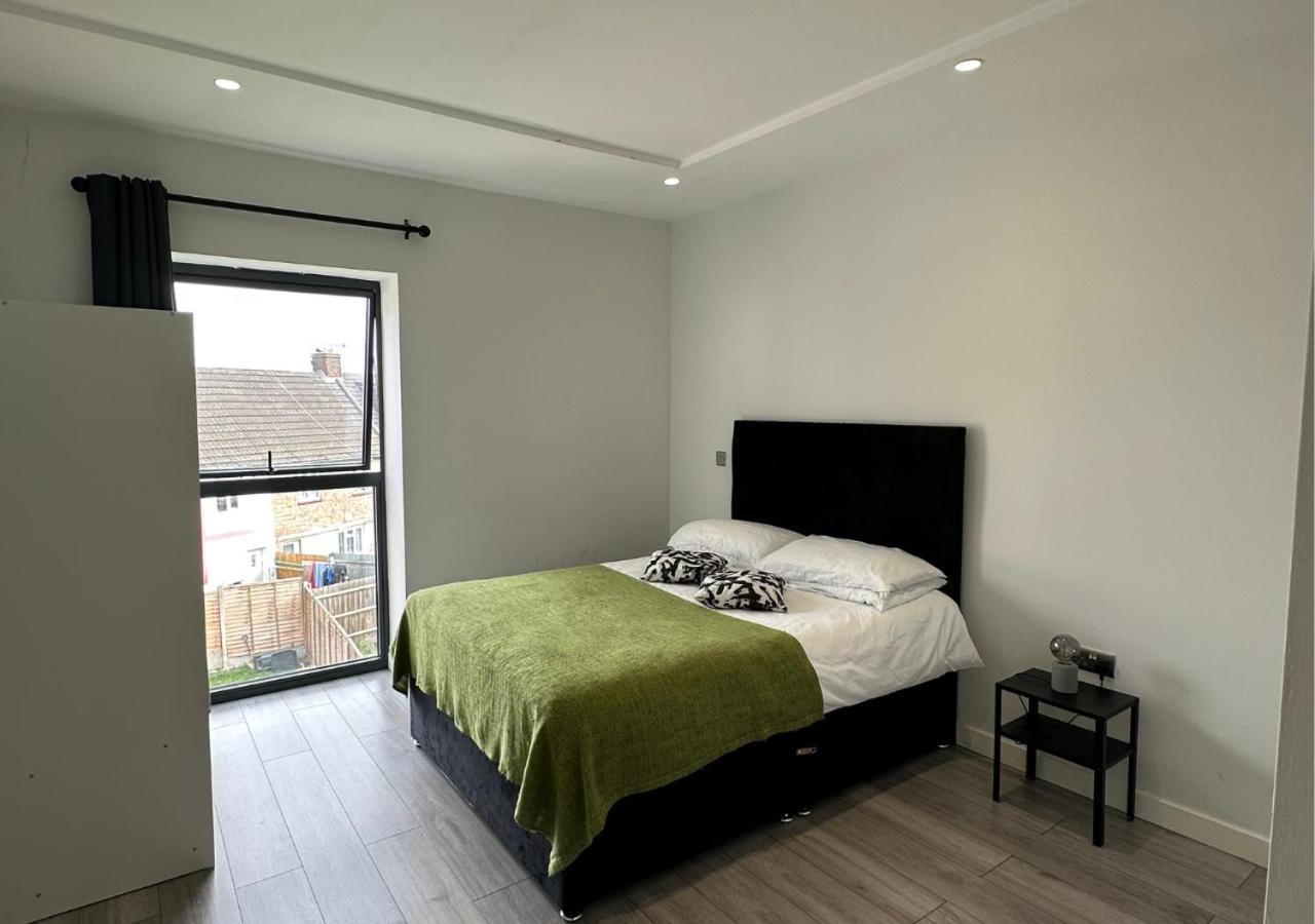 Stratford Apartment With Balcony London Eksteriør bilde